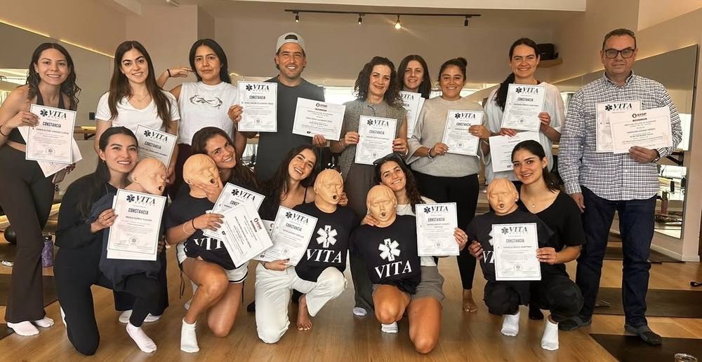 Grupo que completó un curso presencial de primeros auxilios con VITA RESCUE