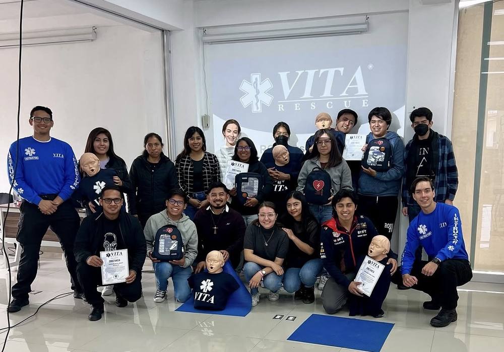Grupo que completó un curso presencial de primeros auxilios con VITA RESCUE