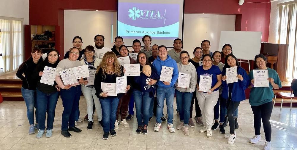 Grupo que completó un curso presencial de primeros auxilios con VITA RESCUE