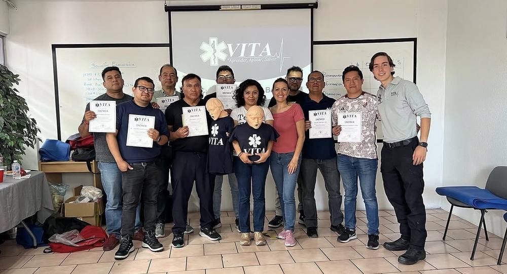 Grupo que completó un curso presencial de primeros auxilios con VITA RESCUE